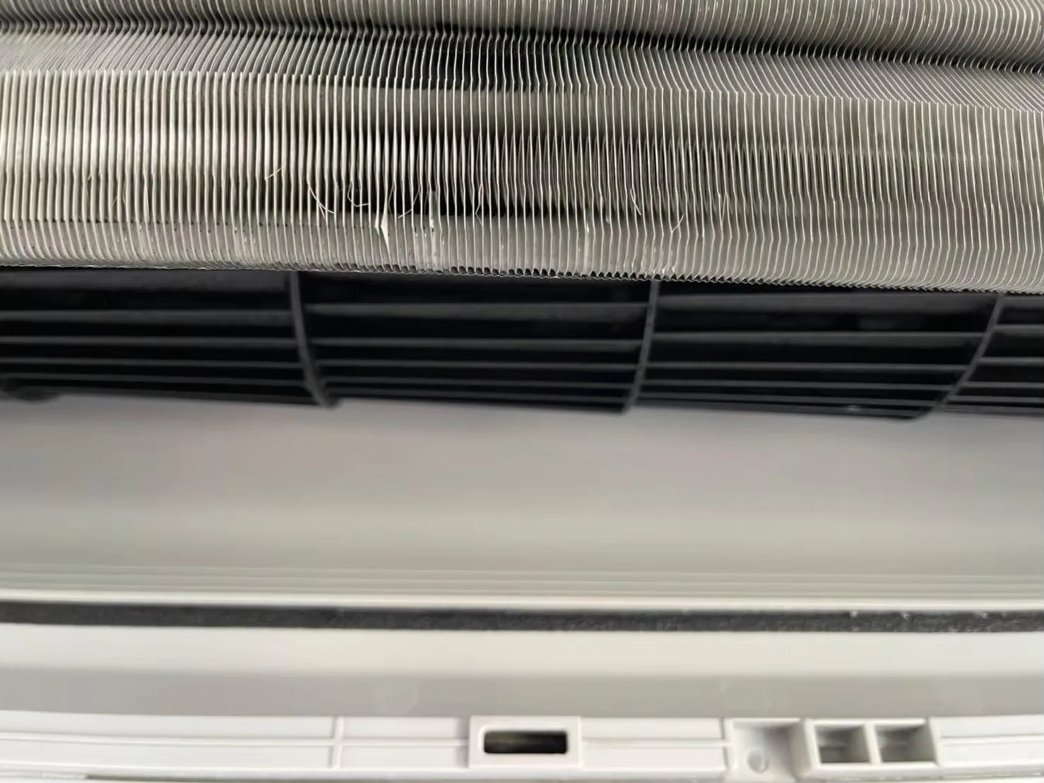 冷氣有酸味多因內部潮濕發霉與灰塵堆積，產生刺鼻冷氣酸味，定期清洗可有效改善異味並提升空氣品質。