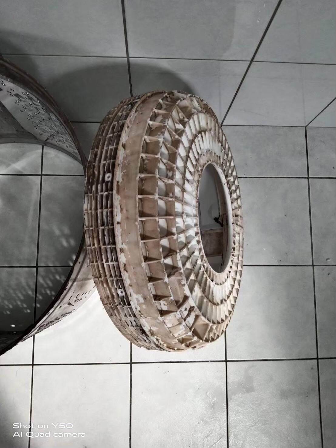 直立式滾筒洗衣機用久了，如果沒有定期保養，衣服常會出現悶味、棉絮沾黏或越洗越不乾淨的情況。其實只要固定清洗內槽、擦拭膠圈並保持通風，就能有效維持洗淨力，延長洗衣機使用壽命，讓每次洗衣都真正乾淨清爽。