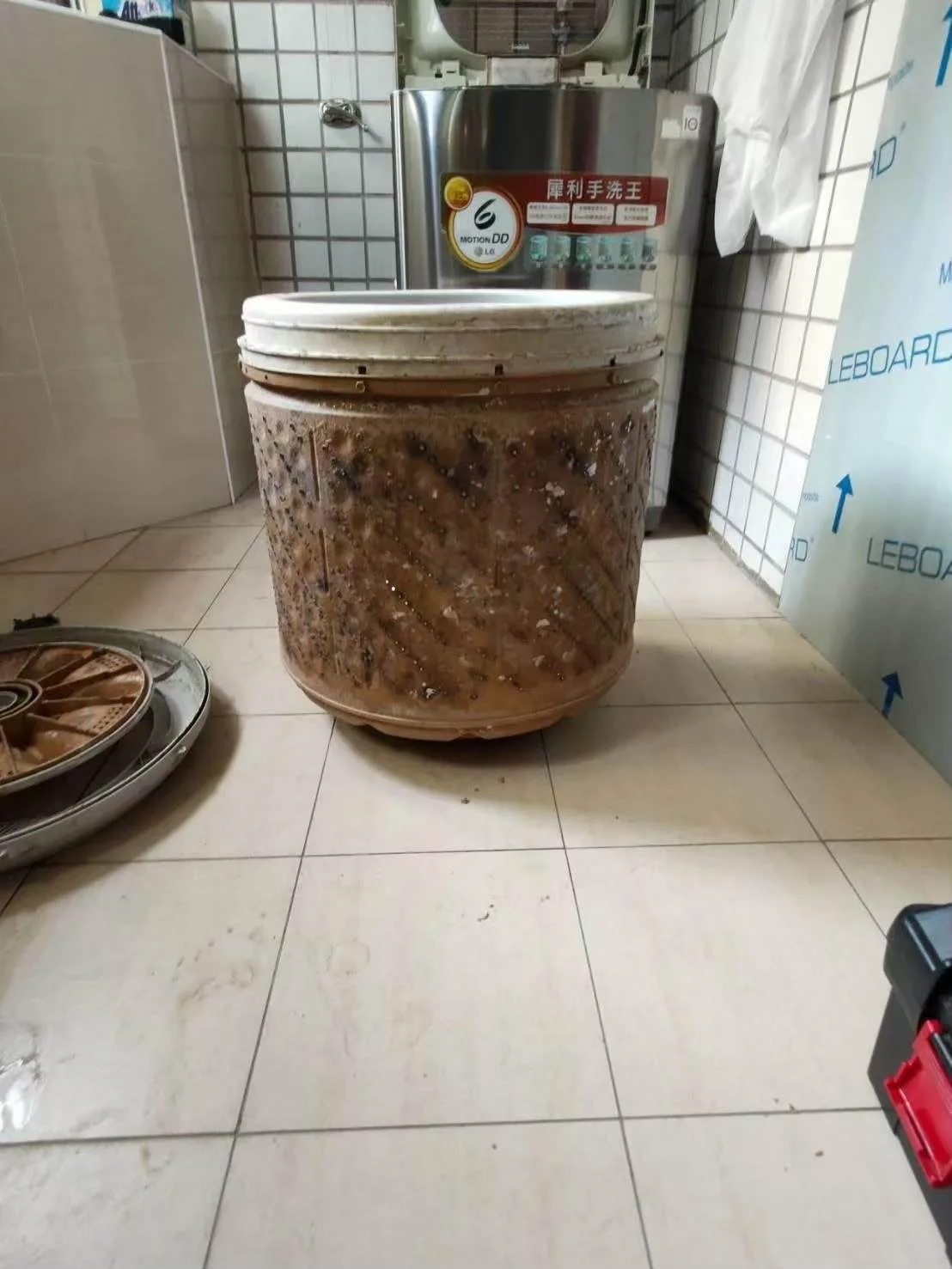 清洗前的洗衣機內部情況，髒污累積明顯，透過專業台中洗衣機清洗服務，可以針對每個細節進行清潔，維持設備正常運作。