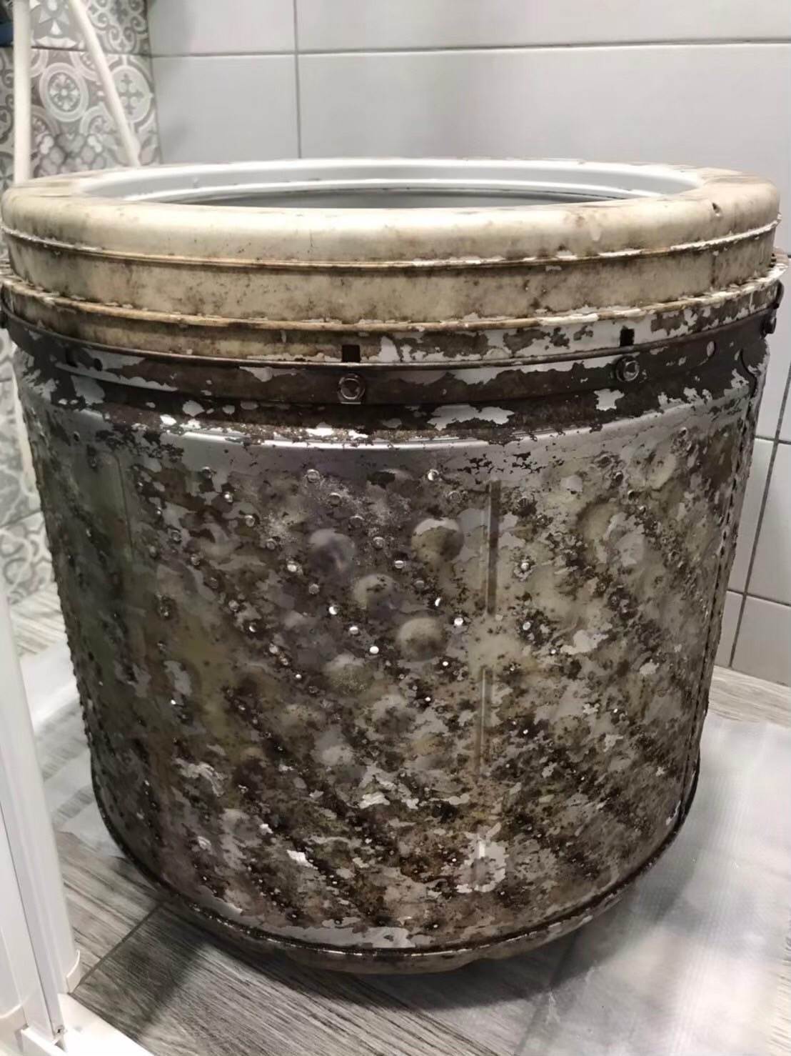 洗衣機一旦出現悶味或霉味，往往代表內槽已累積大量污垢，掌握正確的洗衣機臭味處理方法非常重要，若味道久洗不散，更需要專業拆洗，透過正確的洗衣機臭味處理方法，才能讓衣服真正洗得乾淨、沒有異味。